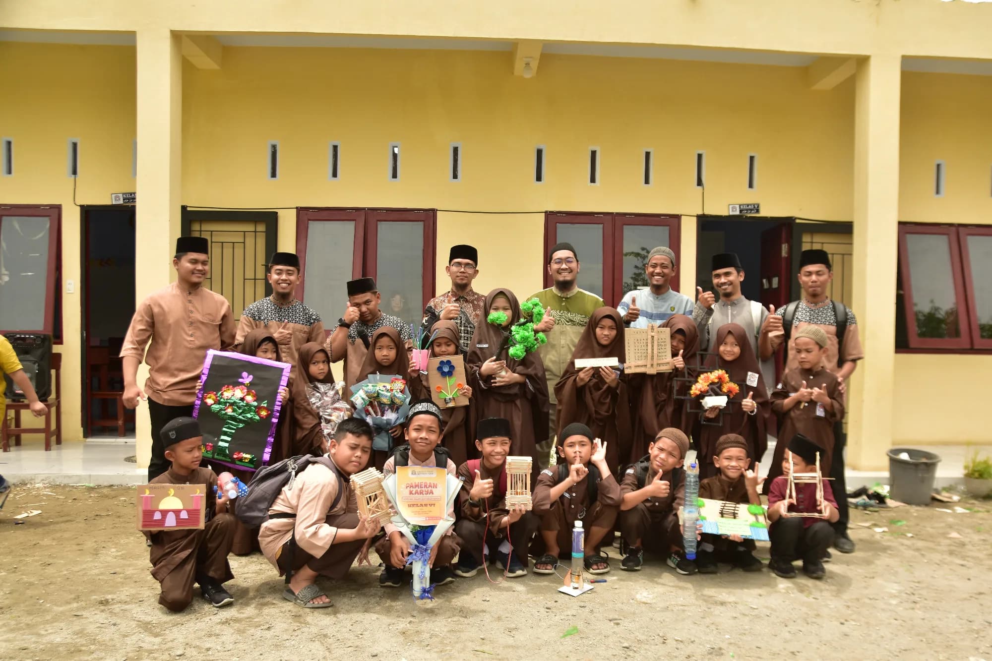 Murid-murid yayasan Qothrun Nada